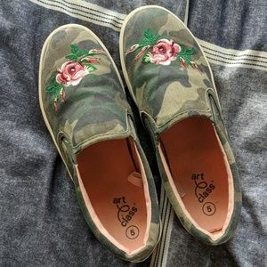 Camo boat shoes with broidered flowers/roses